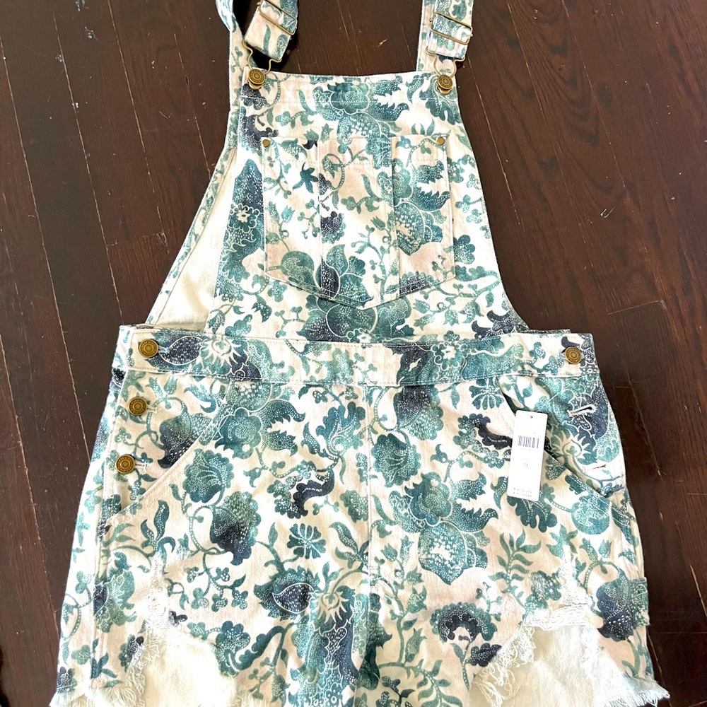 NWT Anthropologie overalls $130. Size 31. distressed shorts